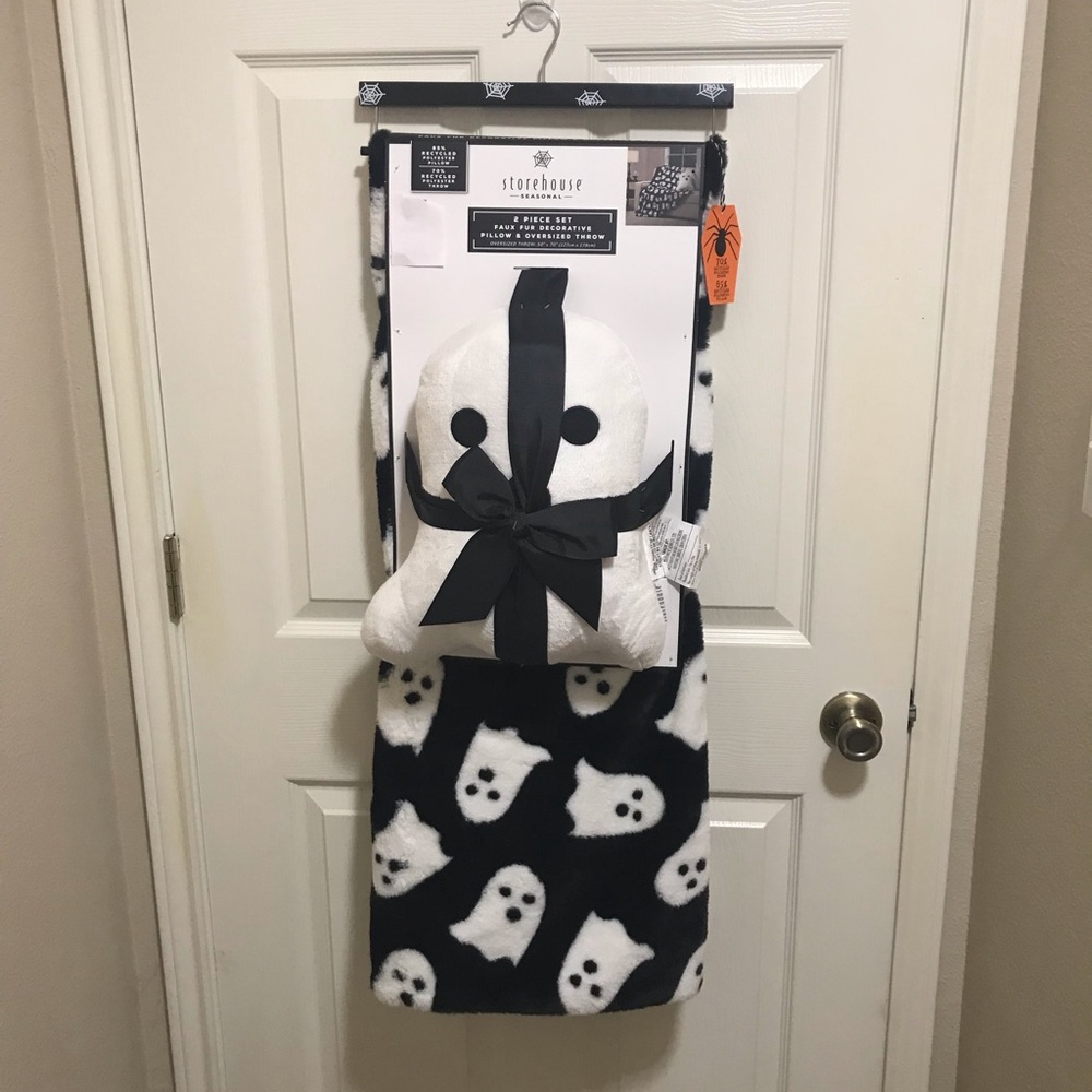 2 piece blanket and ghost pillow. Halloween